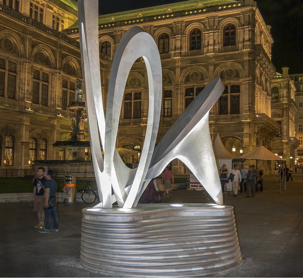 Skulptur vor der Wiener Staatsoper